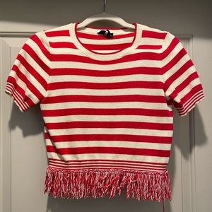 Short sleeve cropped shirt.